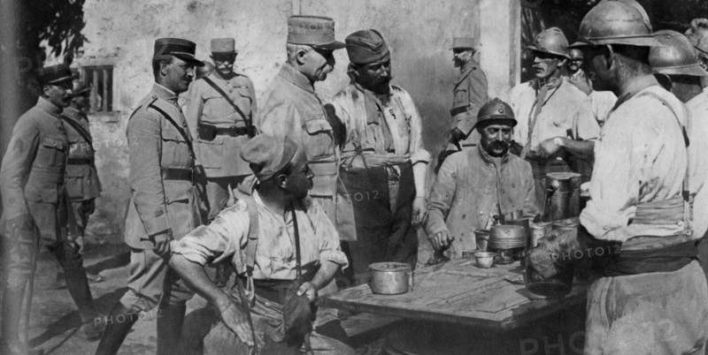 Le général Pétain dans les cantonnements