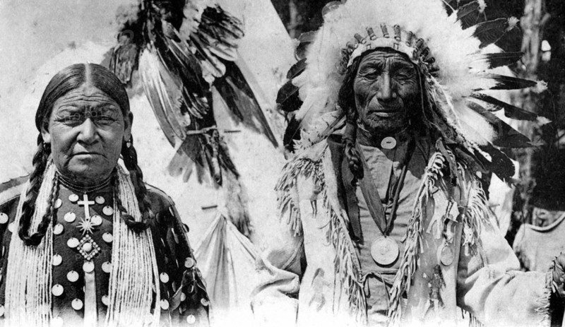 Sioux indians at the Red Indian village of the  Zoological Garden of Paris, around 1910