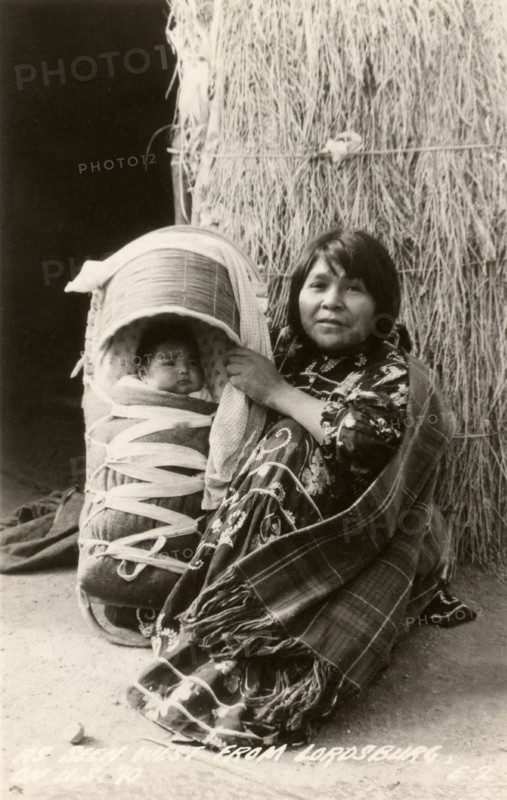 Postcard representing an Indian woman and her baby