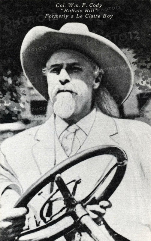 Carte postale américaine représentant Buffalo Bill au volant d'une voiture en 1912