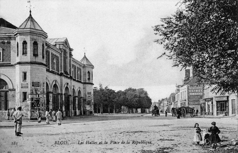 Buffalo Bill's Wild West, posters of the show in Blois, in front of les Halles, near the Place de la République