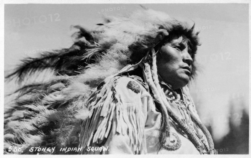 Carte postale représentant une femme indienne Stoney (indien du Canada)