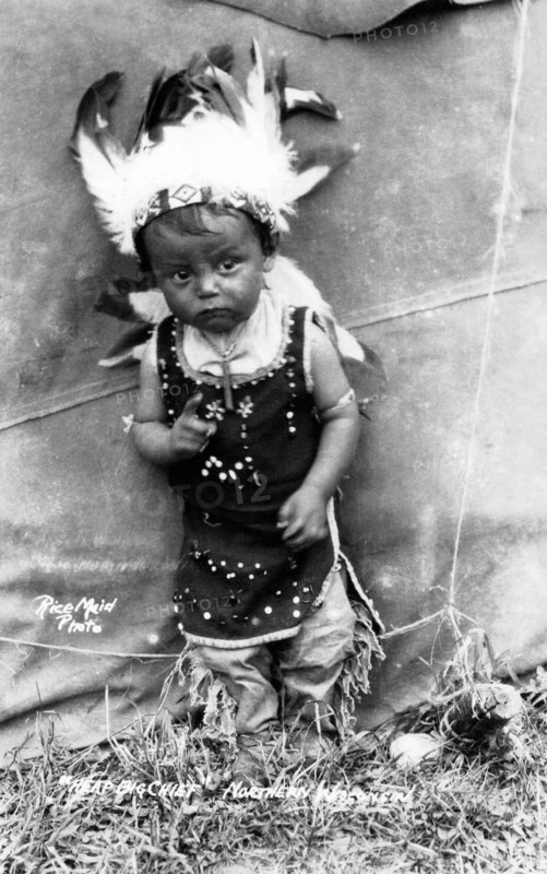 Postcard representing an Indian child, "Heap big chief"