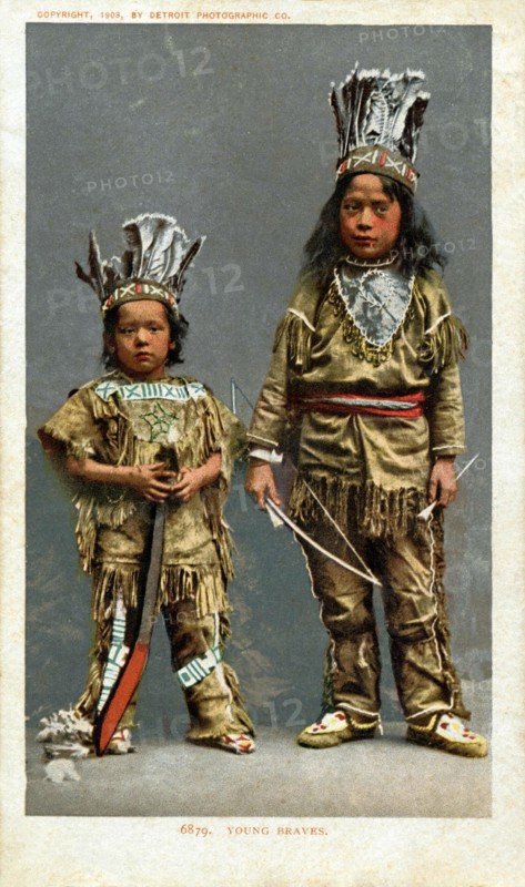 Postcard representing two Indian children