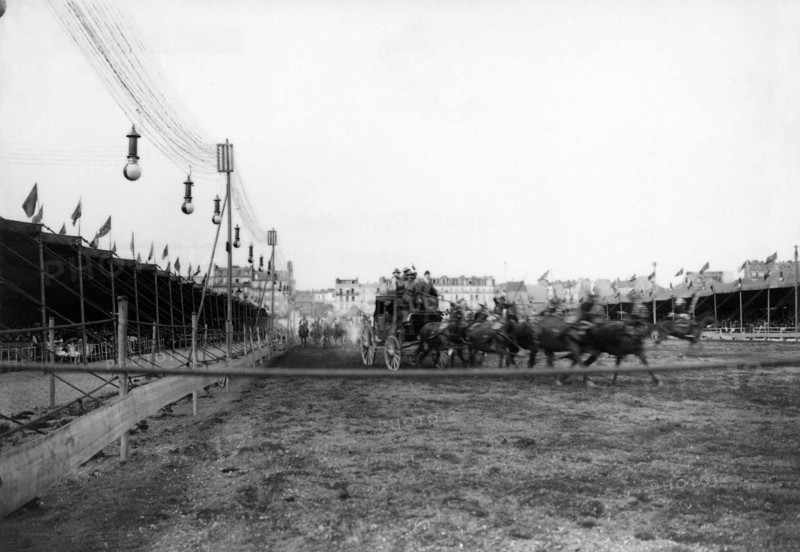 Photographie du campement du Wild West Show en 1905 sur le champ de Mars à Paris