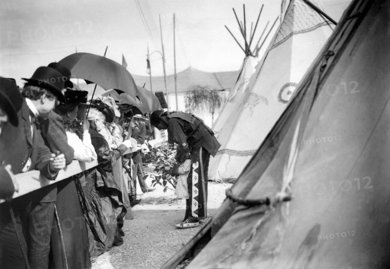Photographie représentant des spectateurs du Buffalo Bill's Wild West Show