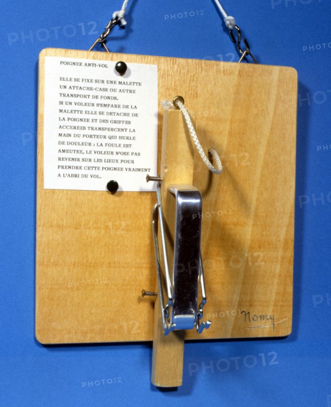 Theft-proof luggage handle