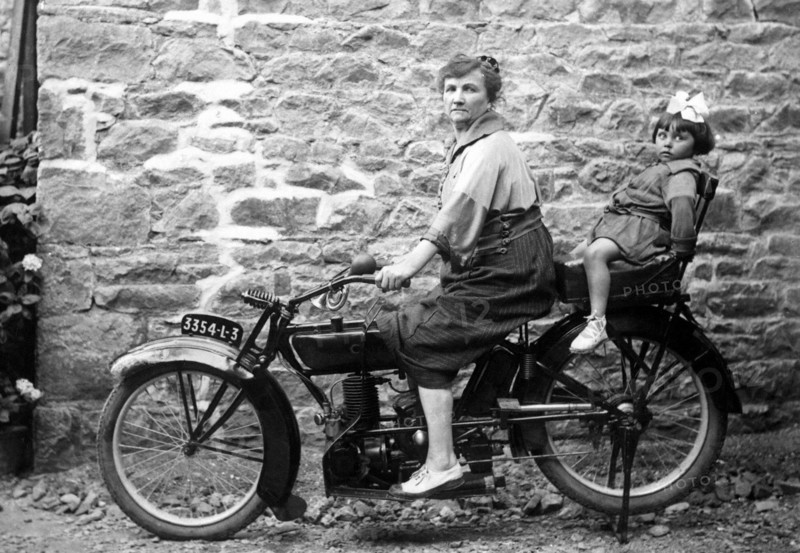 Femme et fillette sur une moto dans les années 1950