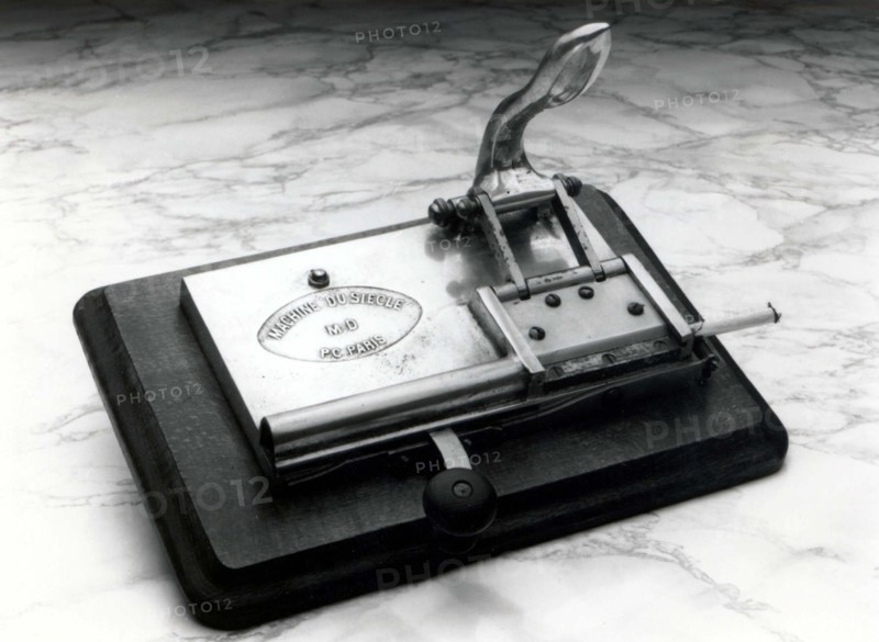 Cigarette rolling machine