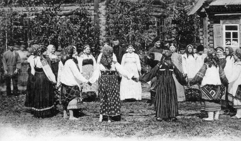 Scène de danse folklorique en Russie