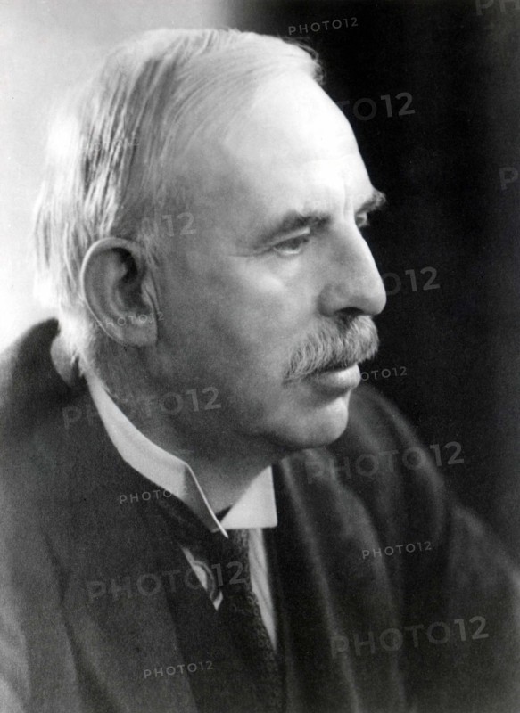 Portrait d' Ernest Rutherford, physicien britannique.