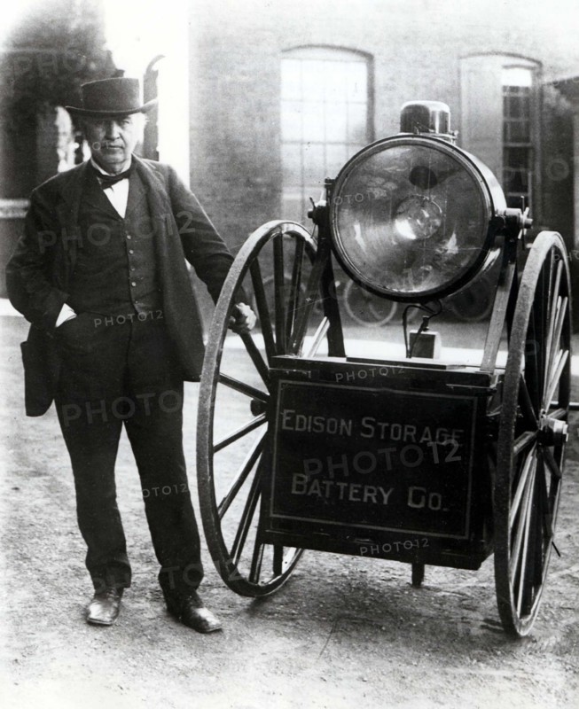 Edison à côté de ses nouveaux accumulateurs pour projecteurs (1917)