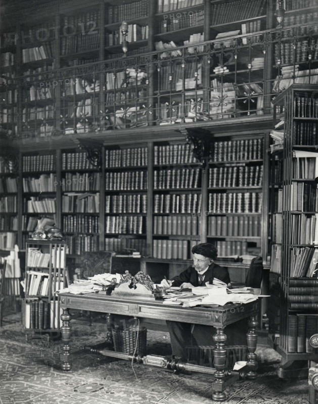 Professeur Richet in his library in 1922