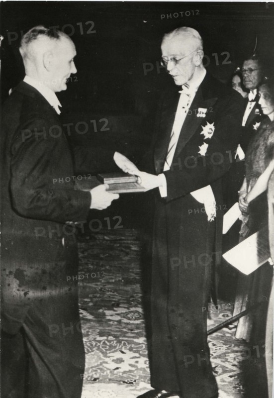 Professor Domagk receiving the Nobel Prize from Gustav, King of Sweden, in Stockholm (1947)