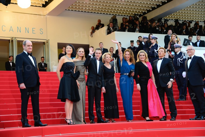 Pierre Lescure et Fleur Pellerin avec l'équipe du film "La Tête haute", Festival de Cannes 2015