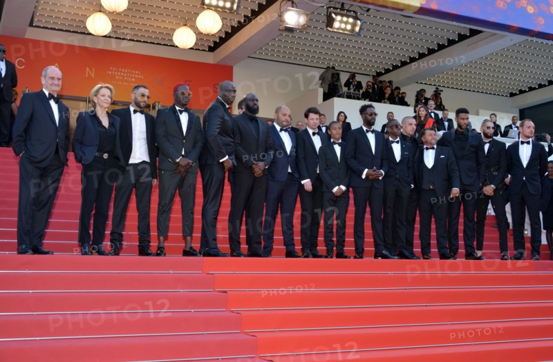 Ladj Ly, Damien Bonnard et l'équipe du film "Les Misérables"