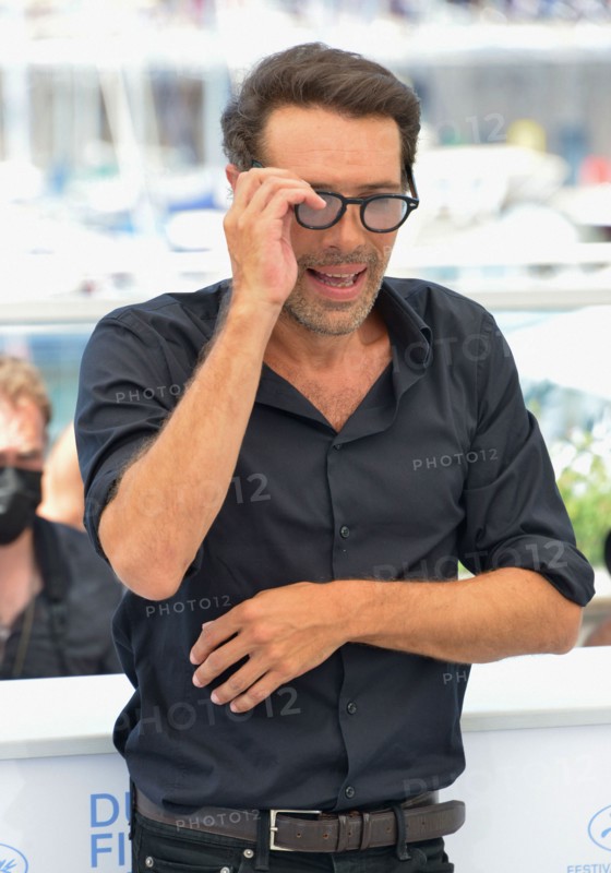 Photocall du film "OSS 117 : Alerte Rouge en Afrique Noire", Festival de Cannes 2021