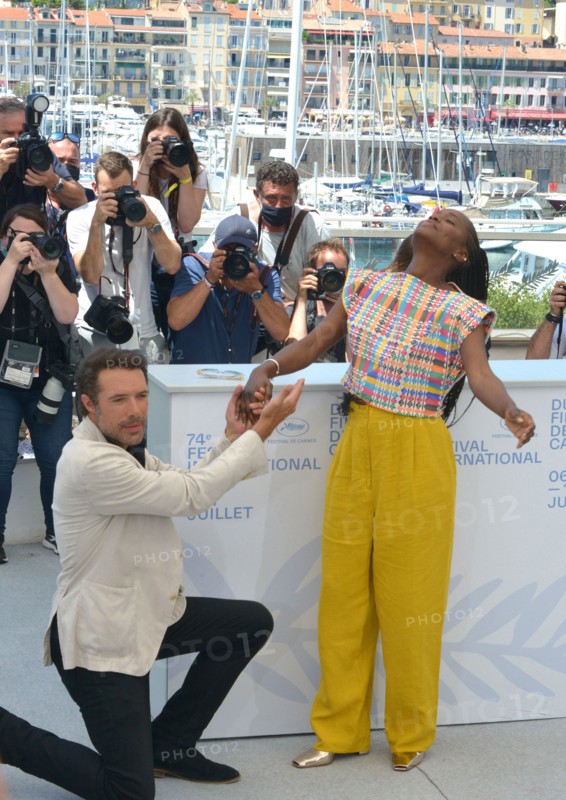 Photocall du film "OSS 117 : Alerte Rouge en Afrique Noire", Festival de Cannes 2021
