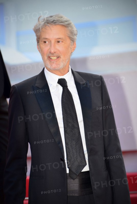 Montée des marches du film "La passion de Dodin Bouffant"