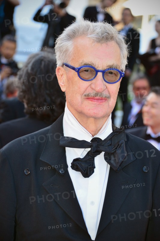 Descente des marches du film "Perfect Days"