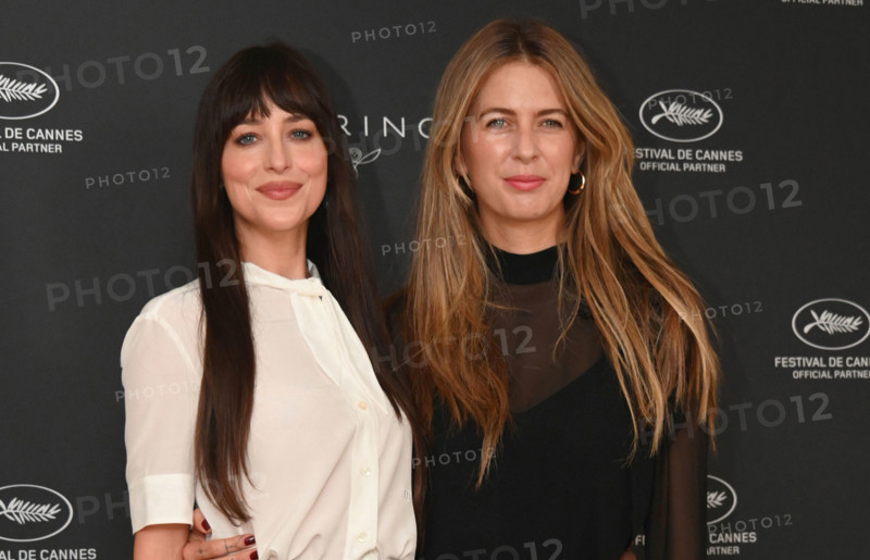 Dakota Johnson, Ro Donnelly