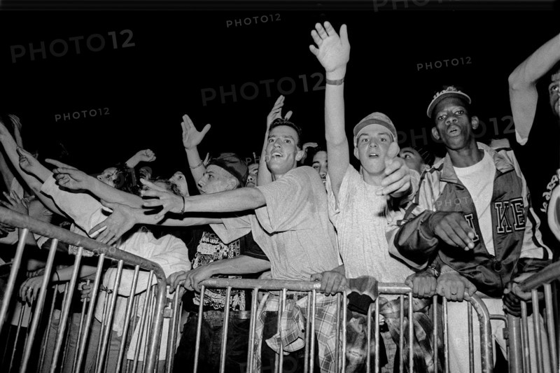 Les fans du groupe IAM devant l'Olympia, 30 avril 1994
