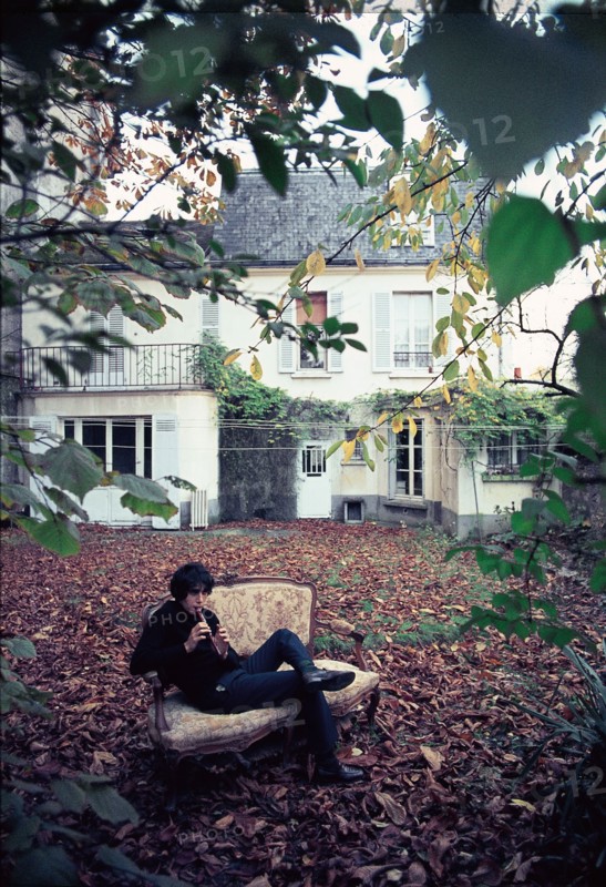 Julien Clerc dans le jardin de sa maison