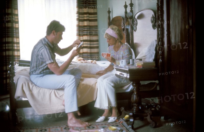 Johnny Hallyday et Sylvie Vartan dans une chambre d'hôtel pendant une tournée