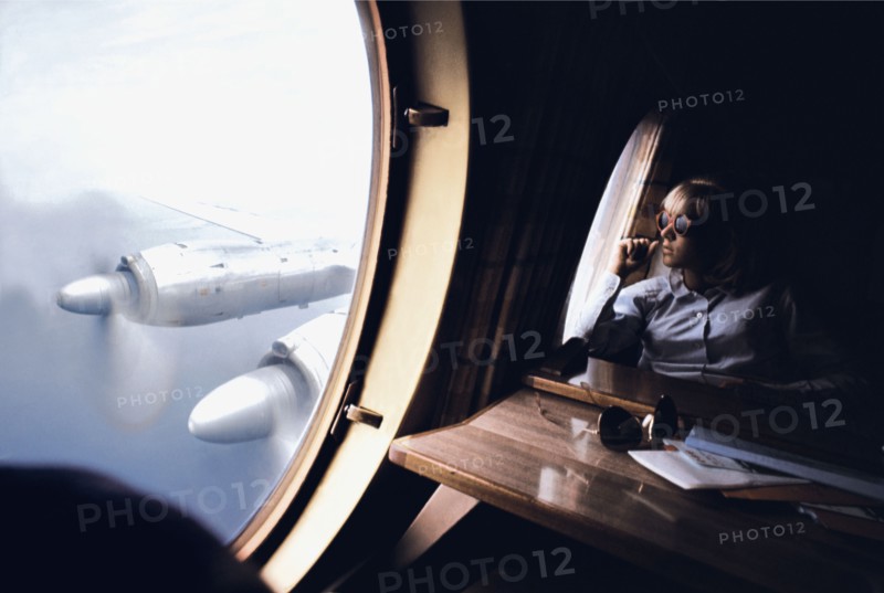 Sylvie Vartan dans l'avion pour Nashville