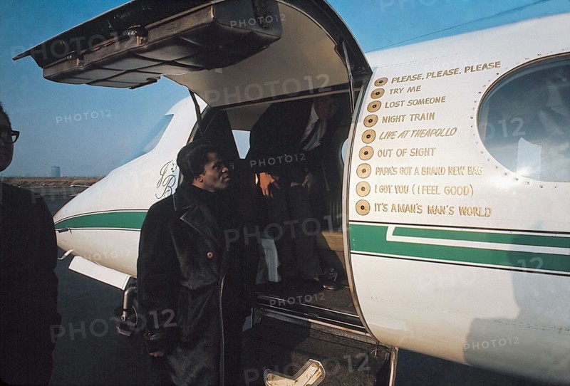 James Brown près de son avion privé à l'aéroport de Long Island.
