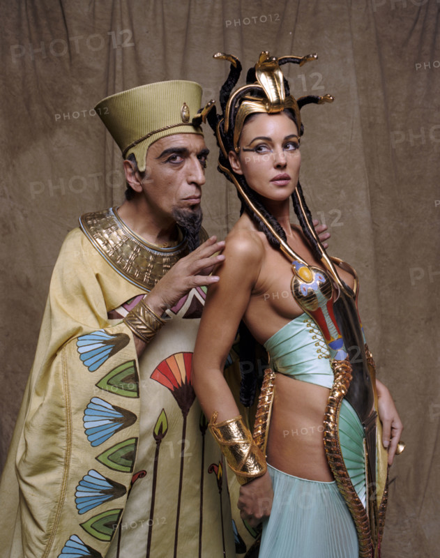 Gérard Darmon et Monica Bellucci dans Astérix & Obélix : Mission Cléopâtre