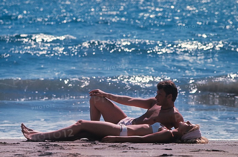 Sylvie Vartan et Johnny Hallyday à la plage
