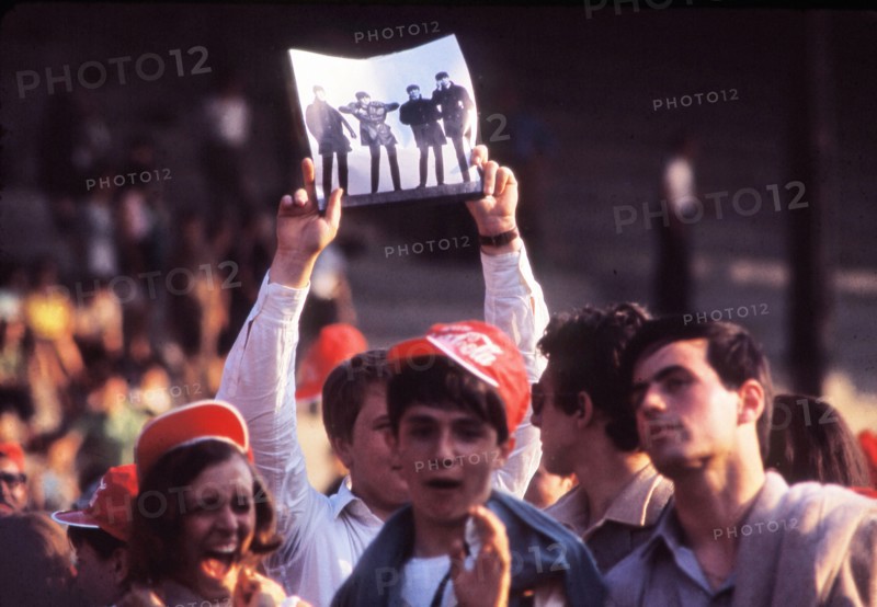 Fans attendant un concert des Beatles
