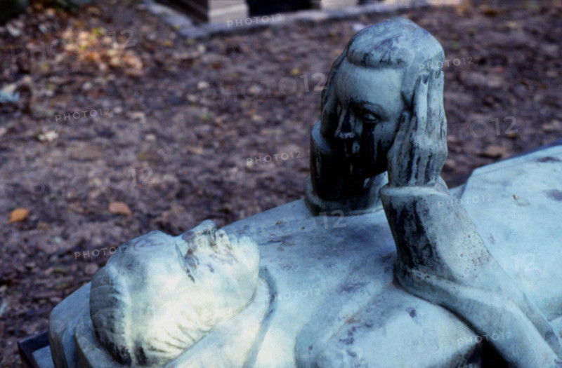 Statue in the Père Lachaise cemetery, Paris