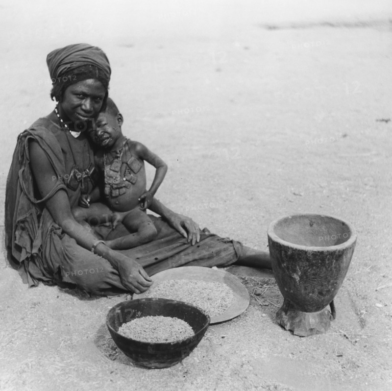 Femme et enfant au Sahara, à Tamanrasset
