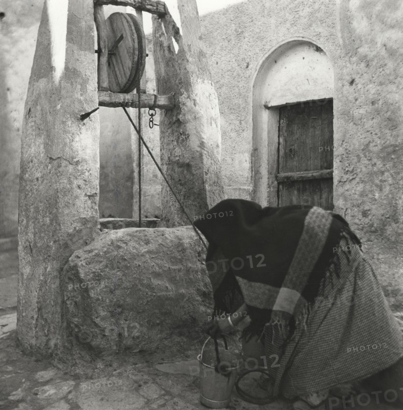 Femme au puits dans la cité de Melika, dans le M'zab, en Algérie