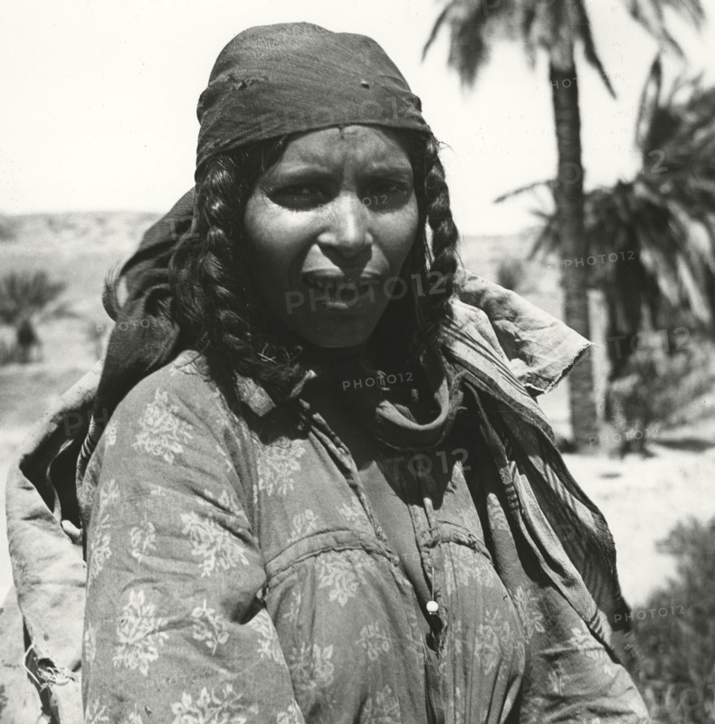Femme dans le M'zab, près de la cité de Ghardaïa, dans le Sahara sud-algérien