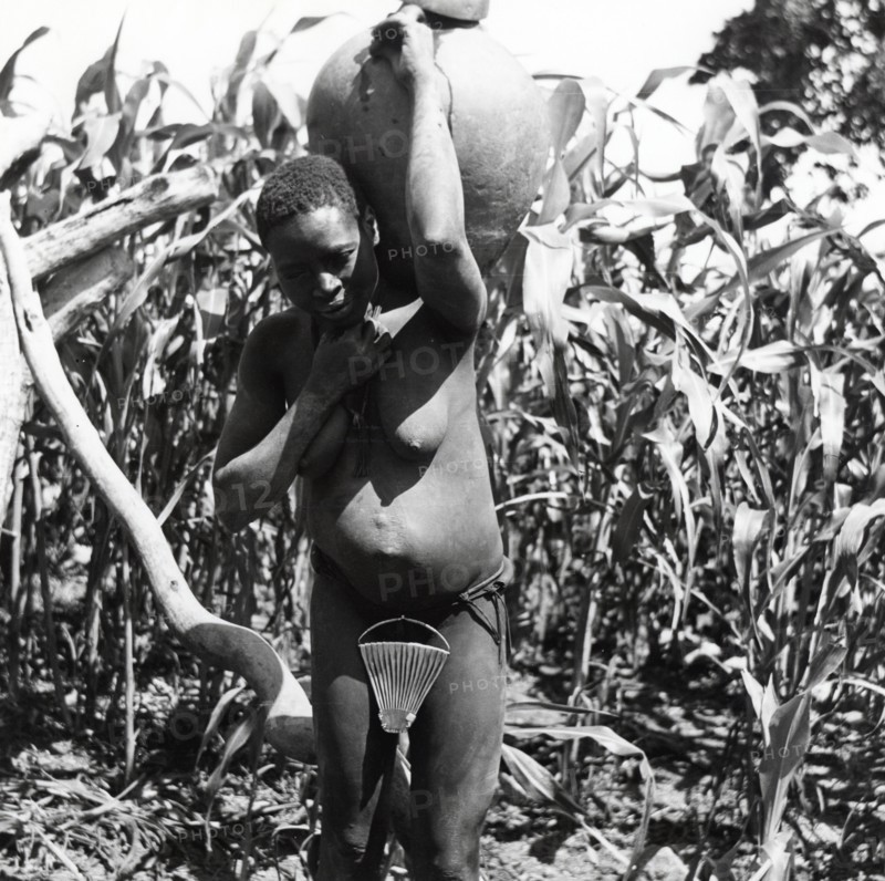 Femme Matakam effectuant des travaux agricoles, dans le nord du Cameroun