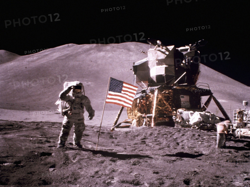 James Irwin faisant le salut militaire devant le drapeau américain, 1971