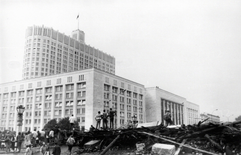 Barricades devant le bâtiment du Soviet Suprême