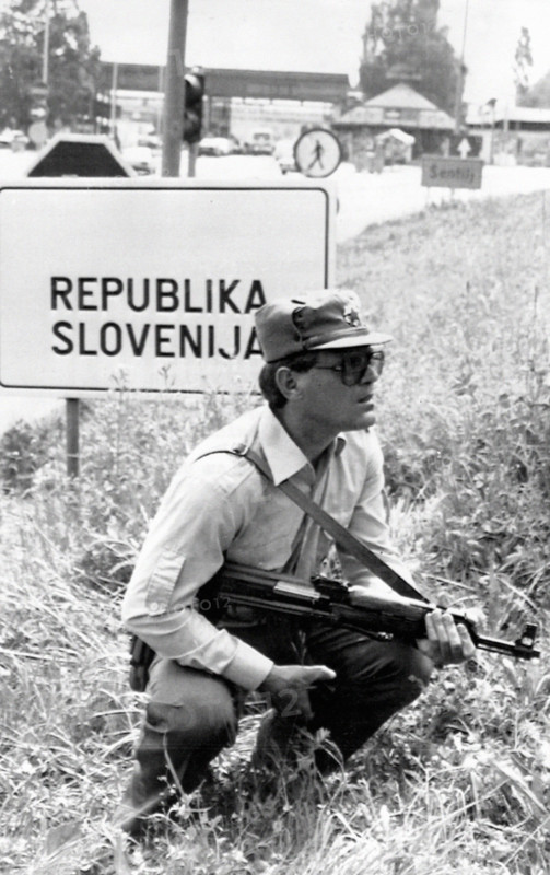 Soldat slovène posté à la frontière