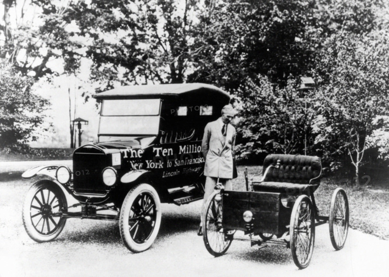Henry Ford à côté de "Tin Lizzy" et d'une des premières Ford à essence