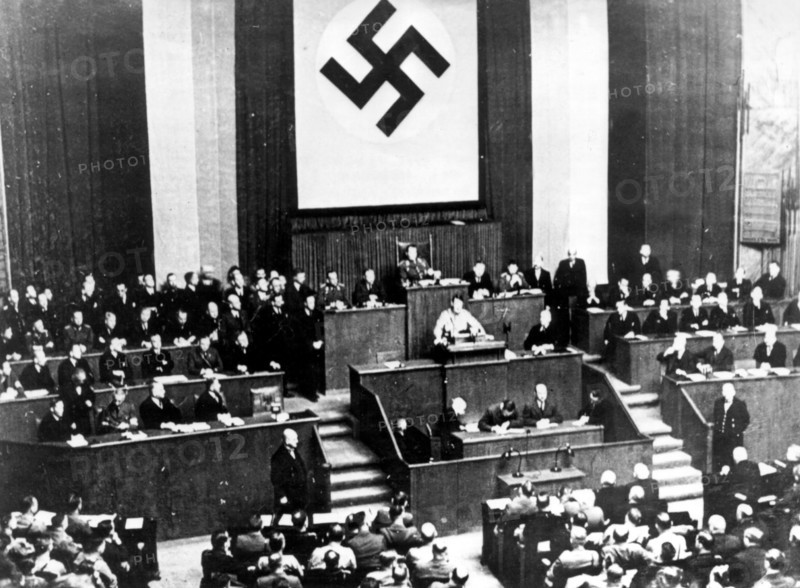 Adolf Hitler vote la" Loi pour la Suppression de la Misère du Peuple et du Reich"