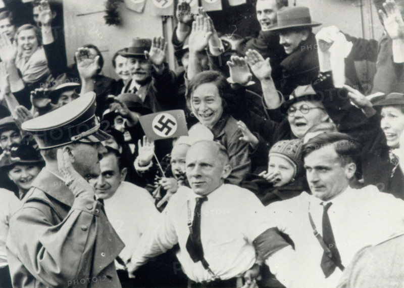 Les Allemands des Sudètes acclament Hitler