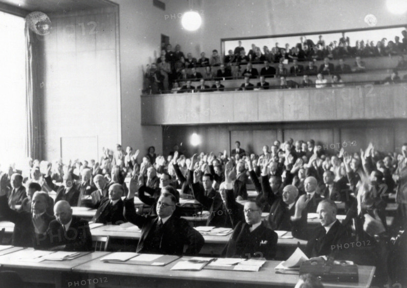 Première session du Conseil Parlementaire