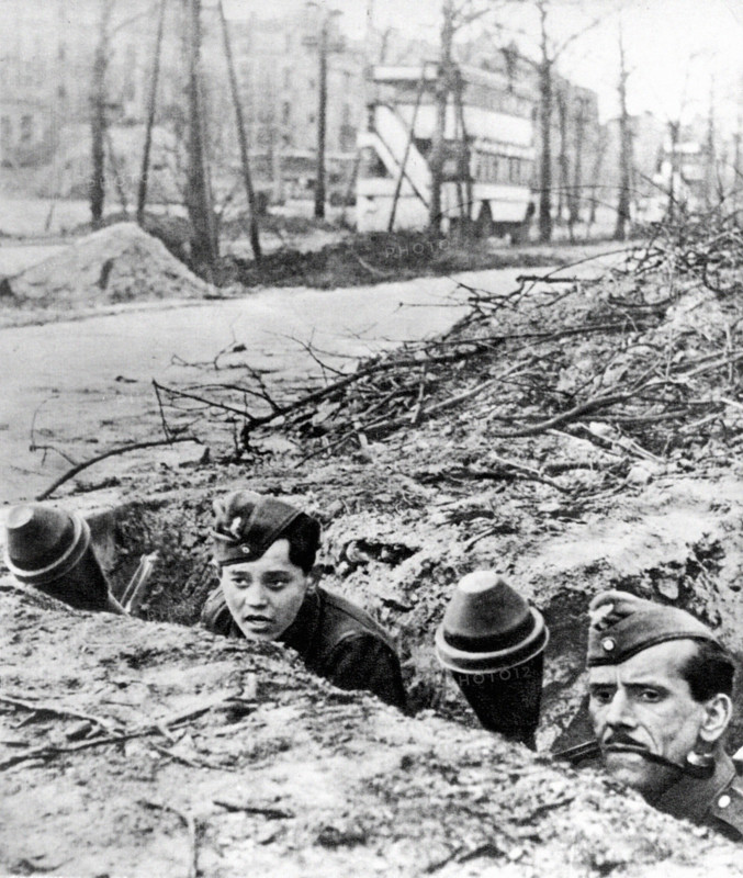 Le "Volkssturm" (l'armée du peuple") défend Berlin, 1944