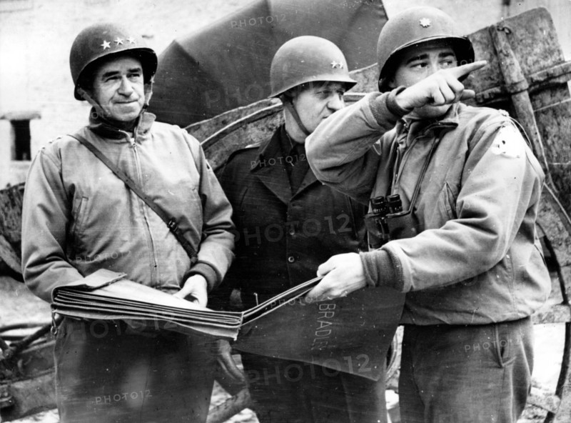 Généraux américains en train de faire le point de la situation sur le front de Normandie (1944)