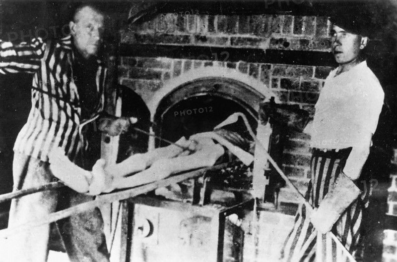 Au camp de concentration d'Auschwitz-Birkenau, le crématorium (1945)
