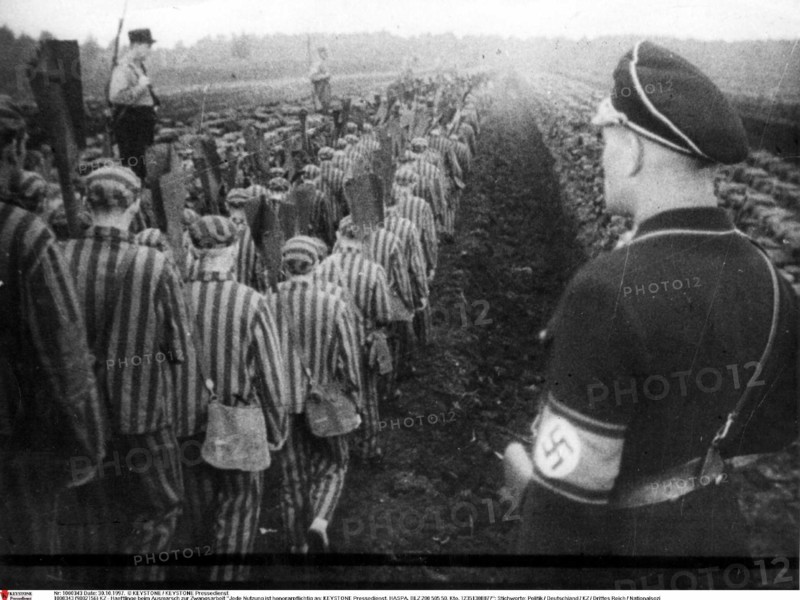 Dans un camp de concentration nazi, les prisonniers reviennent des travaux forcés