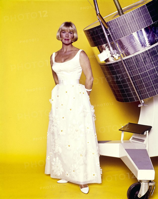 Doris DAY in a white dress